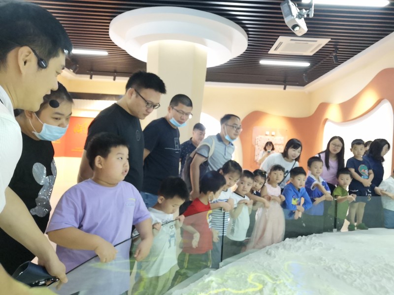 孩子们在科普馆参观.jpg