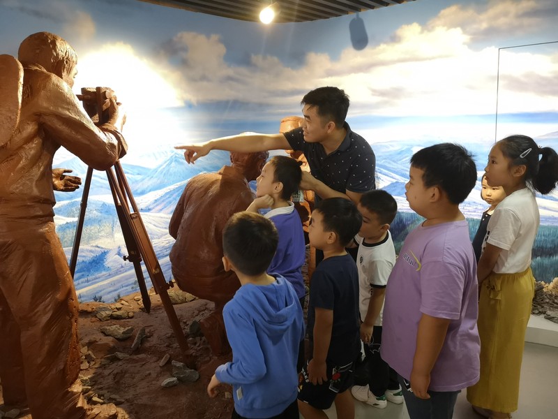 前来参加活动的家长直接给孩子们讲解地质钻探的相关知识.jpg