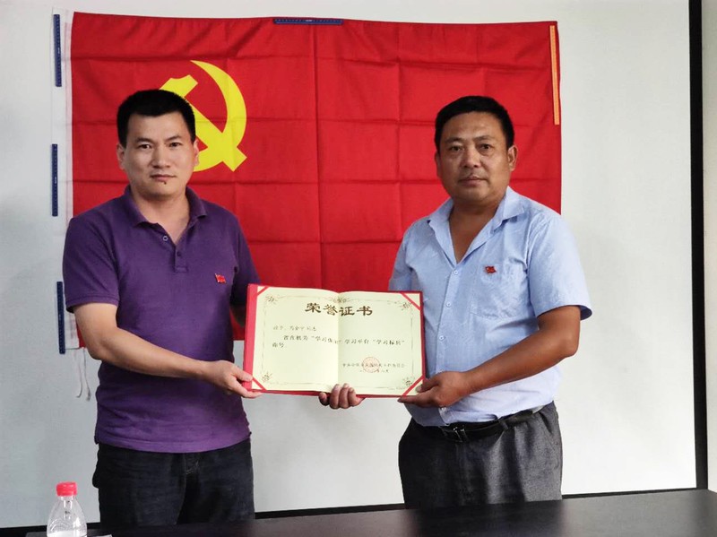 为芮金宁颁发奖状.jpg