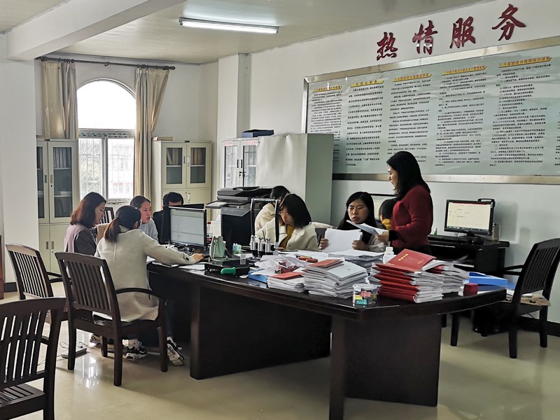合肥测绘院女职工在八斗项目现场.jpg