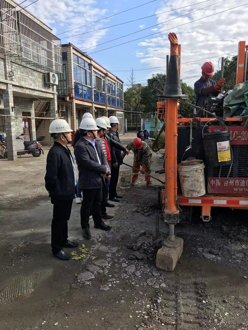 1唐建华在上海地铁21号线.jpg