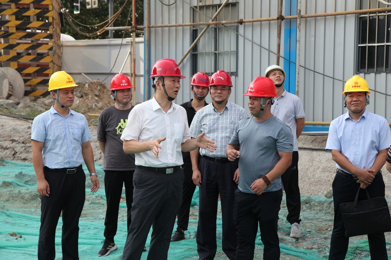 张国锋副局长听取项目负责人汇报.jpg