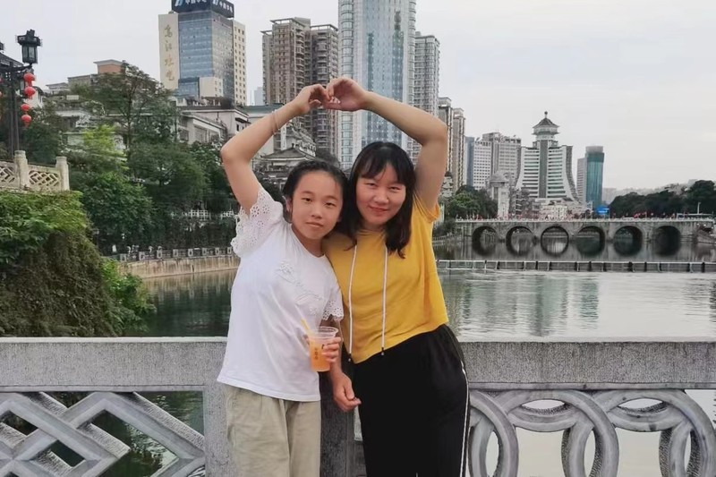 刘雨-刘雨和女儿在一起.jpg
