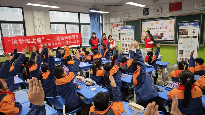 志愿者们正开展地质科普1.jpg