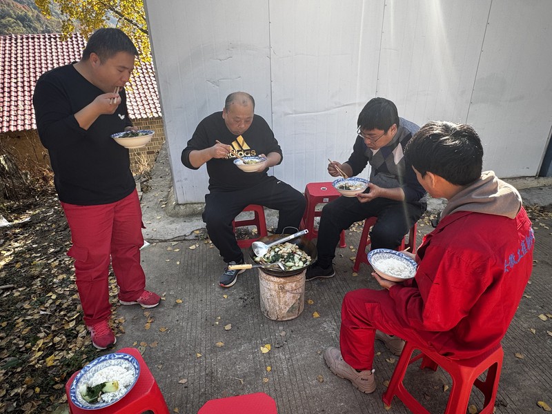 项目部第一顿饭.jpg